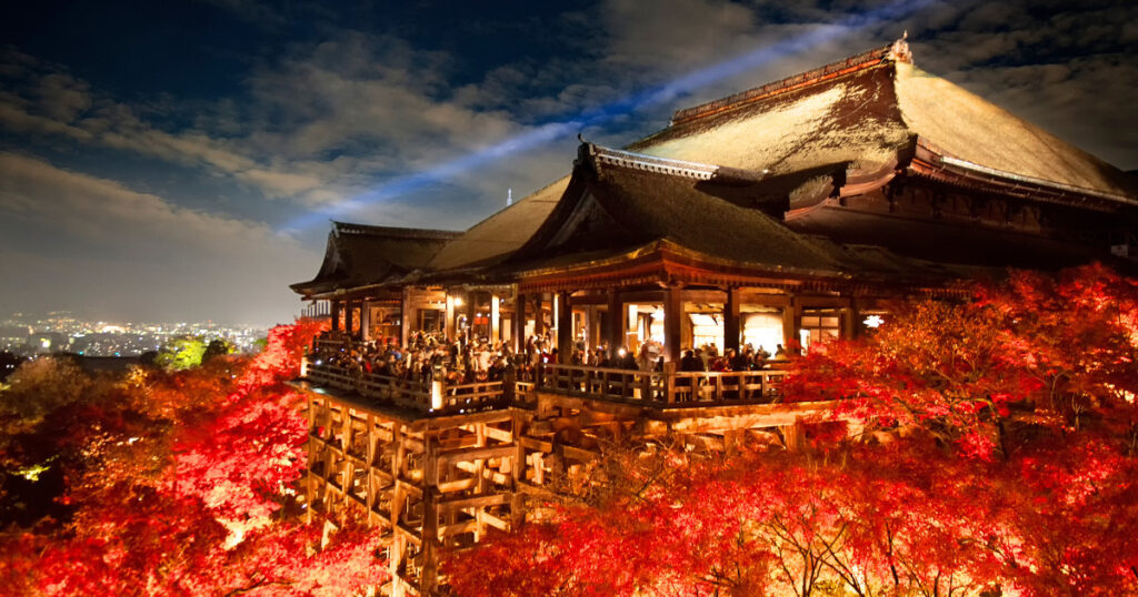 清水寺と紅葉の夜景とライトアップ。