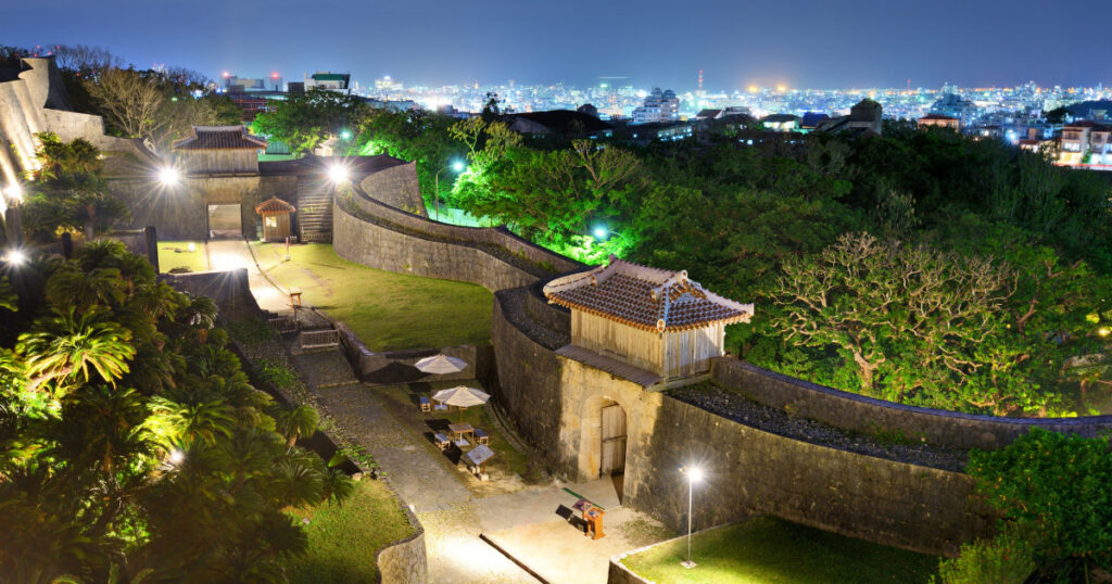 琉球の首里城の夜景とライトアップ