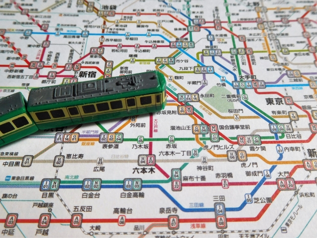 東京の地下鉄路線図の上におもちゃの電車が走っている。