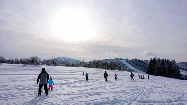 スキー場でスキーやスノボを楽しんでいる光景。