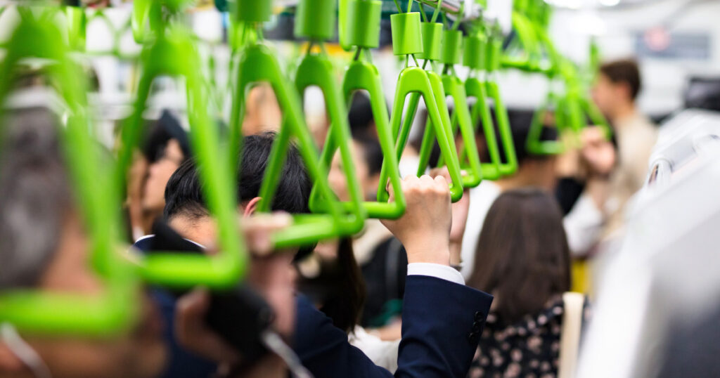 日本の電車のつり革の映像。黄緑。