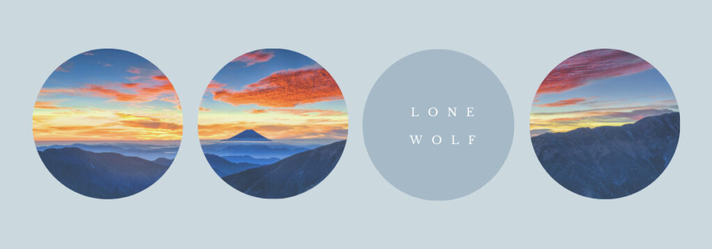 LONE WOLFの文字と、富士山の稜線と雲海。