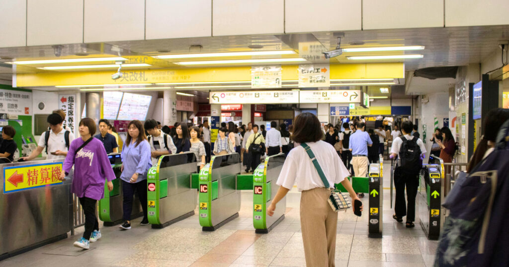 東京の渋谷中央改札の画像。たくさんの改札口が並んでいる。