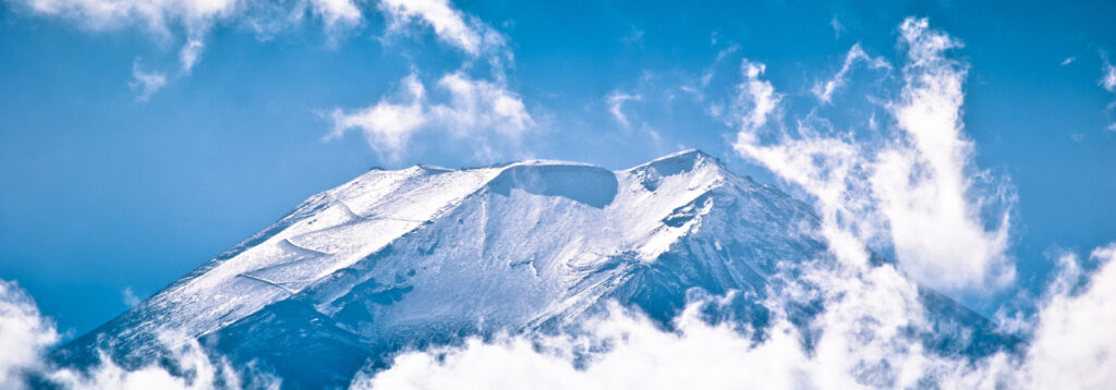 富士山の山頂のアップ画像と、雲。