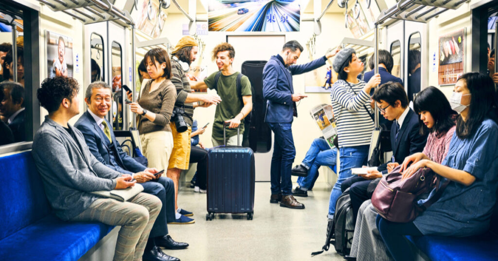 日本の電車の車内。空席もあり、あまり混んでおらず、乗客もリラックスムード。