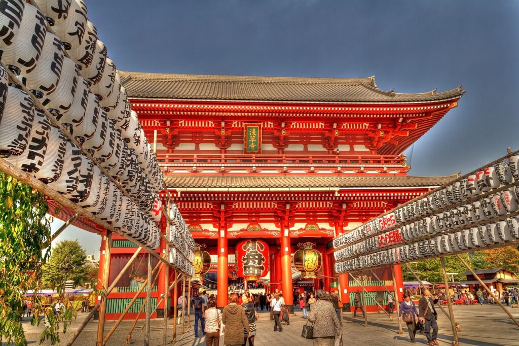 夜の浅草寺を正面から見た画像。両脇にはちょうちんが並んでいる。