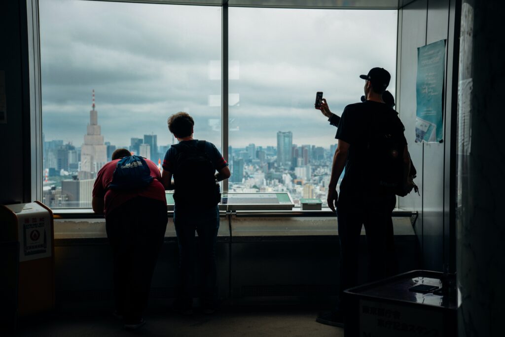 都庁展望台から外を眺める観光客の後ろ姿